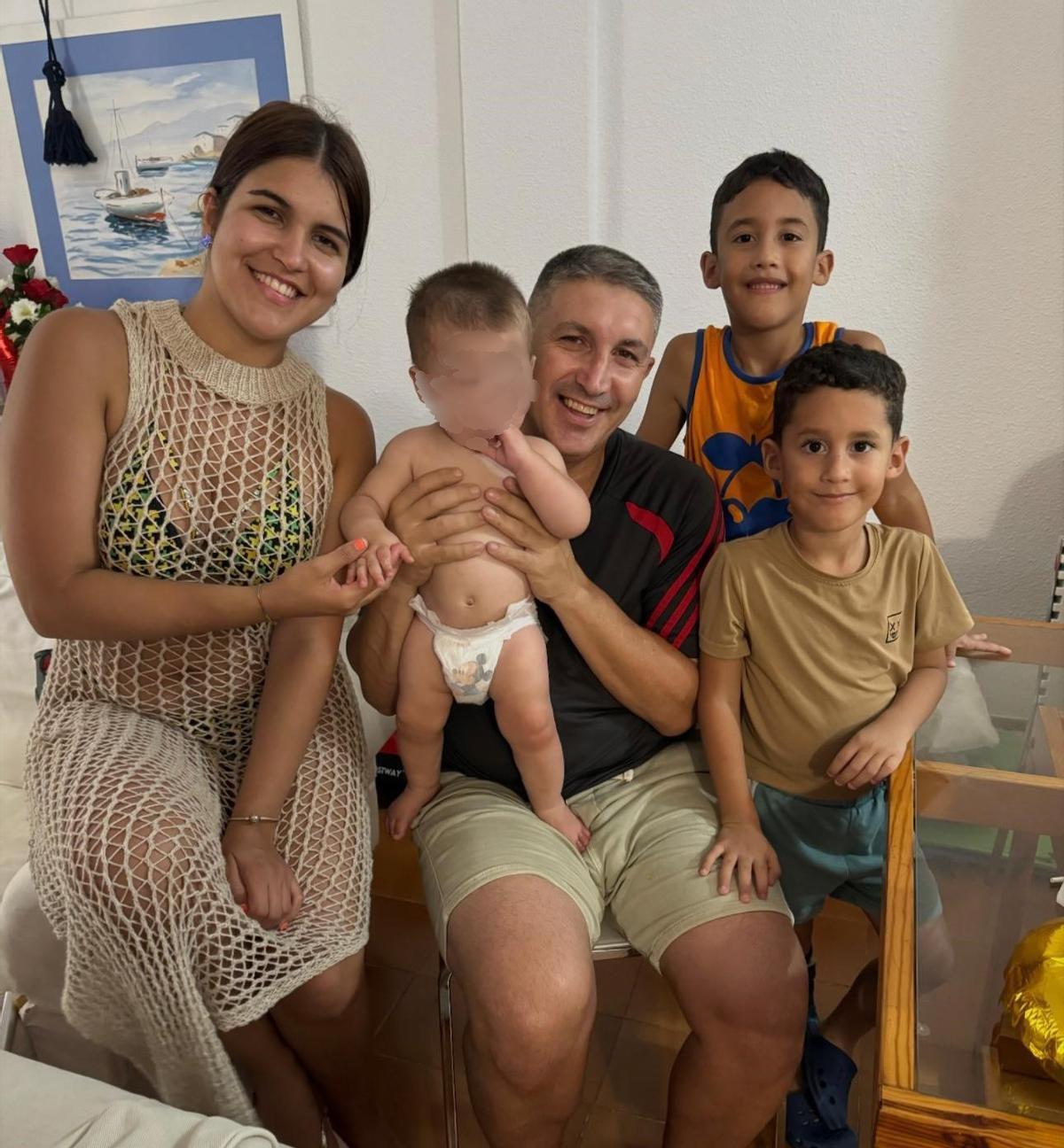 Yenimar y su familia en Ibiza.
