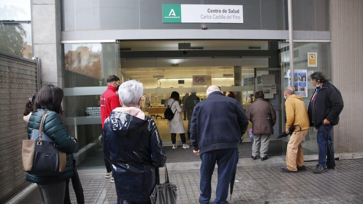 Colas en la entrada del centro de salud Castilla del Pino.