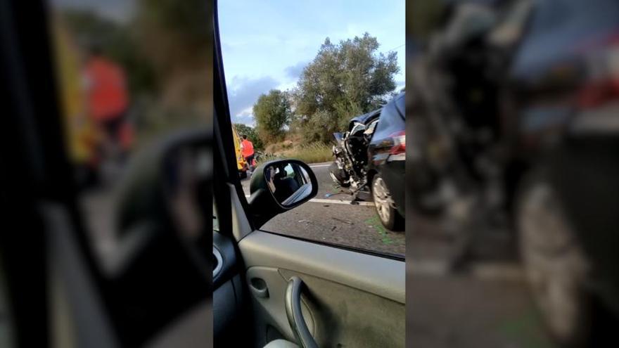 Dos heridos graves al chocar de frente dos coches entre Manacor y Petra