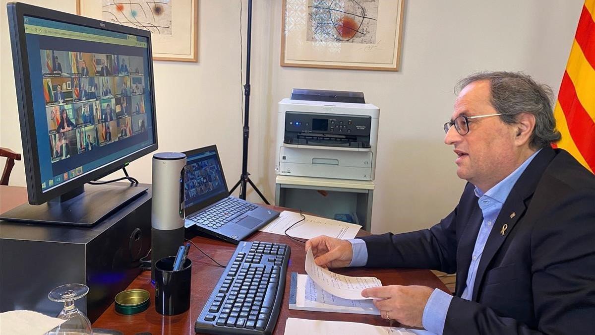 Quim Torra, en su despacho, durante la videoconferencia con Pedro Sánchez.