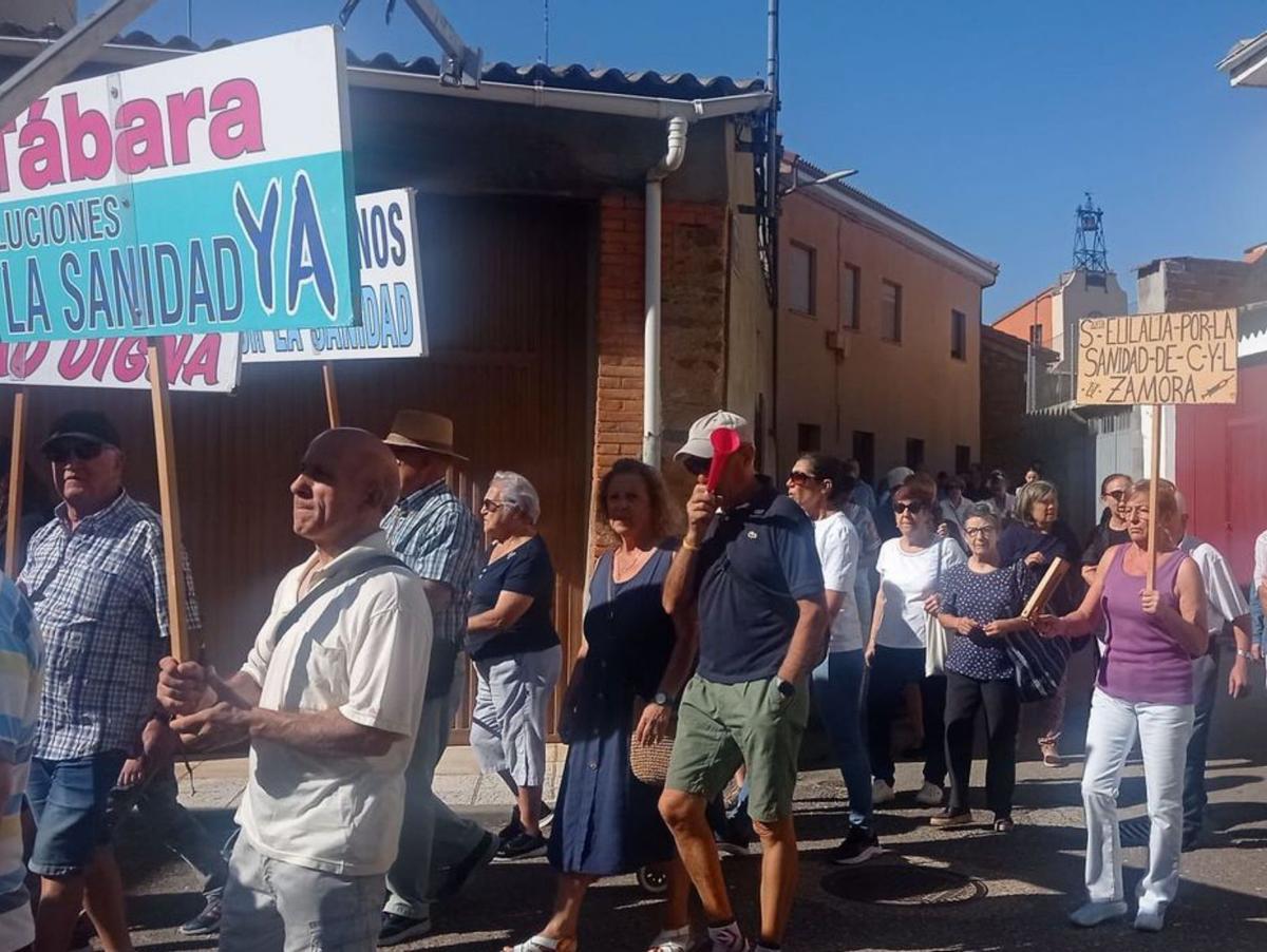 Manifestación por la sanidad por las calles de Tábara. | Cedida