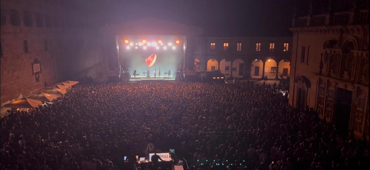 Lleno absoluto en la Praza da Quintana para asistir al concierto de Baiuca este domingo dentro de las Festas do Apóstolo