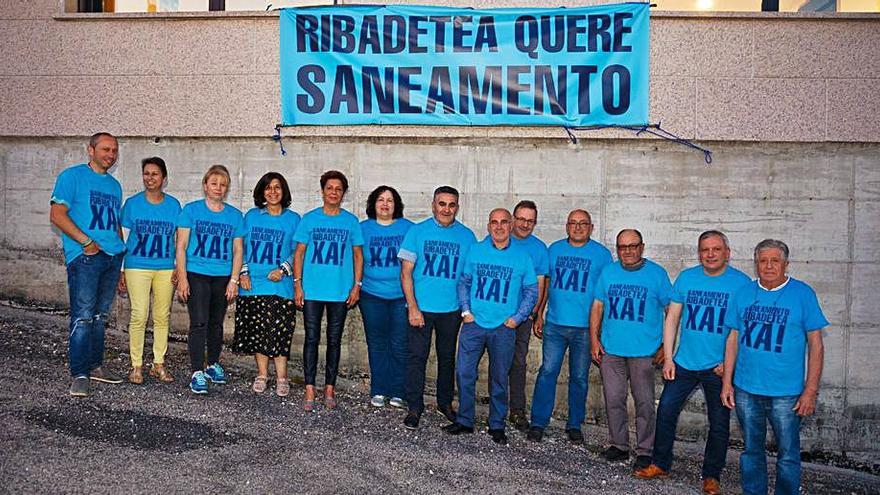 El vecindario de Ribadetea, indignado por el retraso del saneamiento en la parroquia