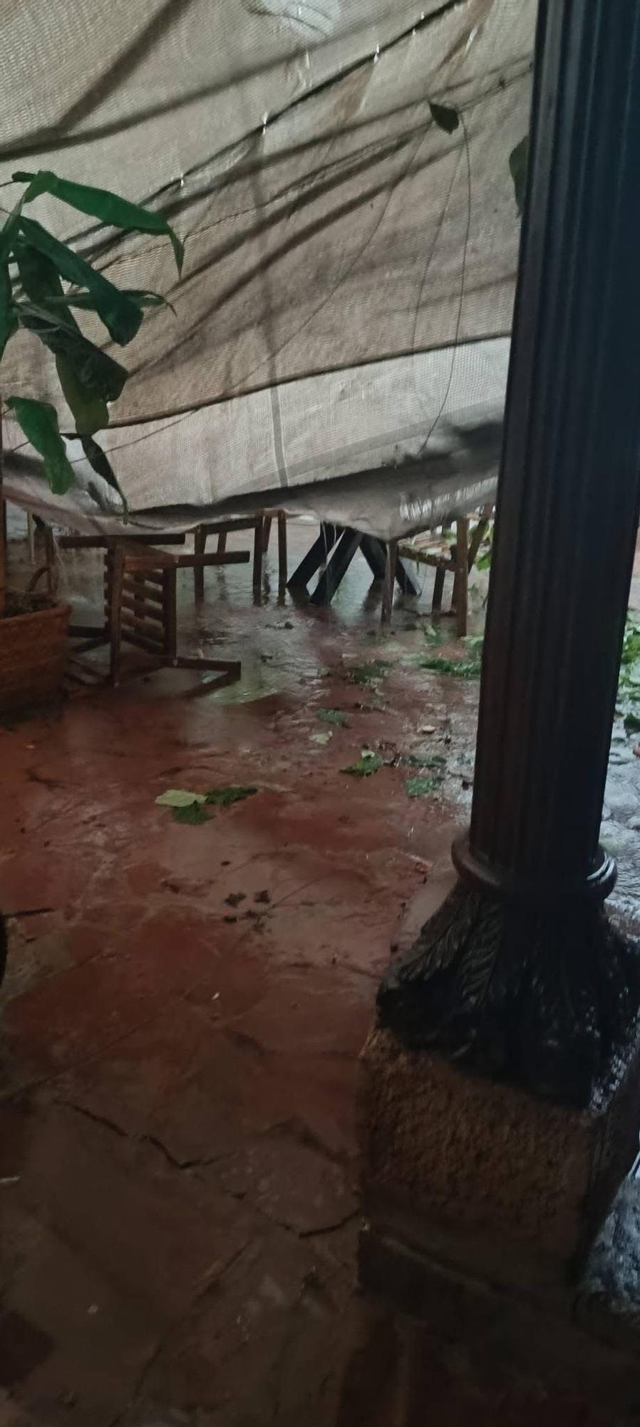 Impactantes destrozos en la terraza de un conocido gastrobar de Segorbe por el granizo