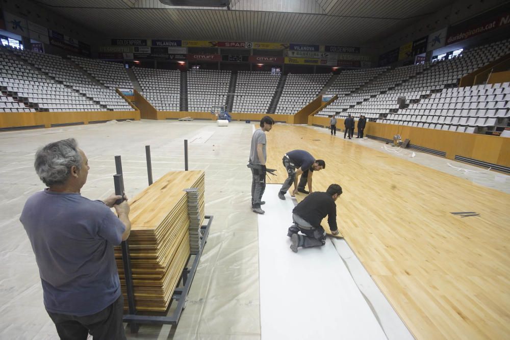 Col·locació del nou parquet del pavelló de Fontajau