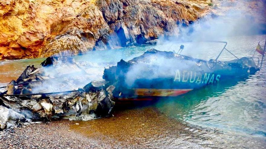 Incendio en un barco de Vigilancia Aduanera tras varias explosiones dentro