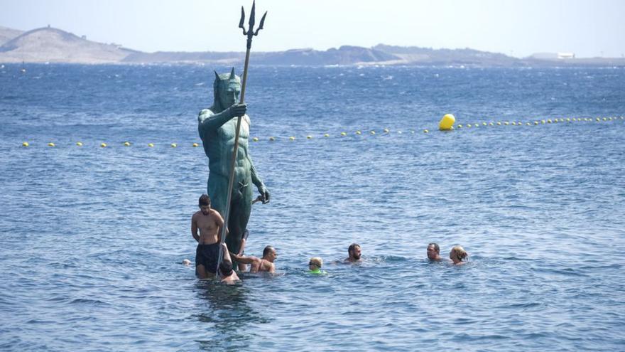 La playa de Melenara, con la imagen del Neptuno, vuelve a abrir al baño. | ANDRÉS CRUZ