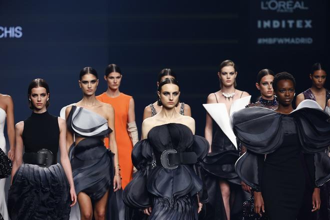 MBFWMadrid: desfile de Isabel Sanchís en la 73ª edición de la Semana de la Moda de Madrid