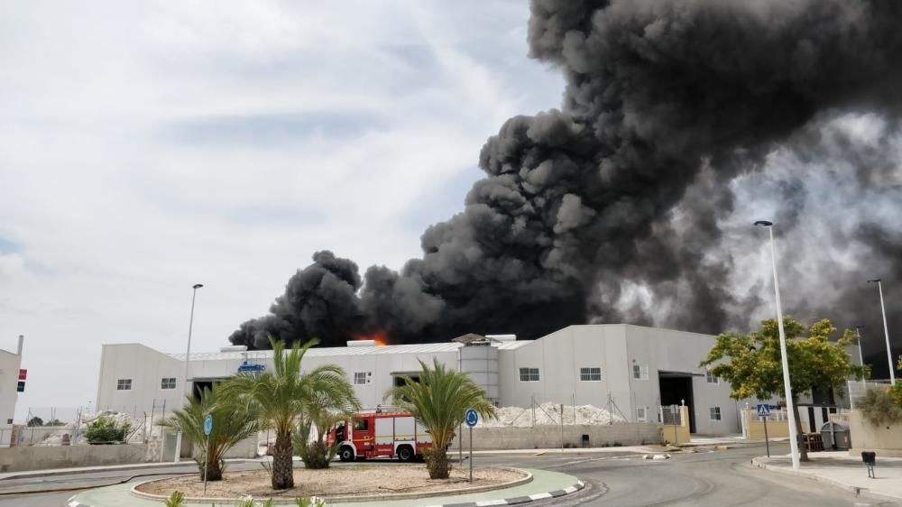 Declarado un fuerte incendio en una fábrica de caucho en Crevillent