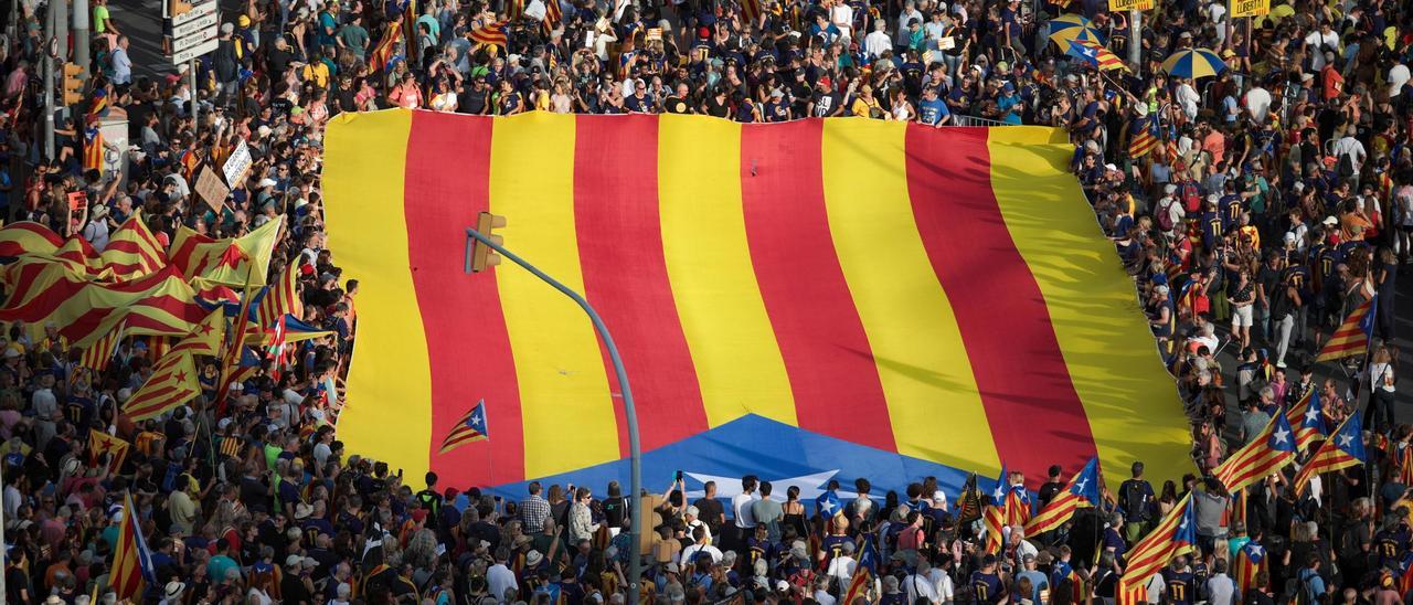 Una bandera gigante de la estelada durante una manifestación convocada por la ACN con motivo de la Diada 2023, a 11 de septiembre de 2023, en Barcelona.