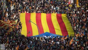 Archivo - Una bandera gigante de la estelada durante una manifestación convocada por la ACN con motivo de la Diada 2023, a 11 de septiembre de 2023, en Barcelona, Catalunya (España).