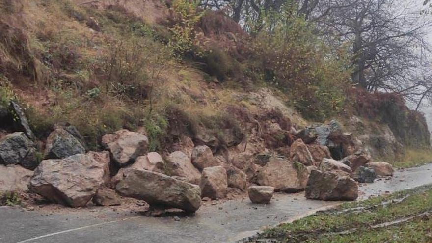 Un gran desprendimiento en la carretera de Oceño (Peñamellera Alta).