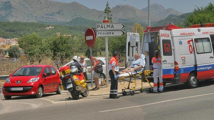 Momento en el que trasladan al paciente que viabajaba en la ambulancia accidentada.