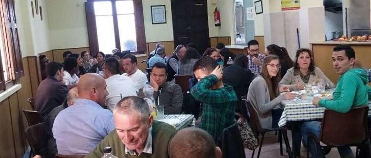 Comedor social de La Sal de la Tierra en la calle Manuel de Castro, cerca del estadio de Balaídos.