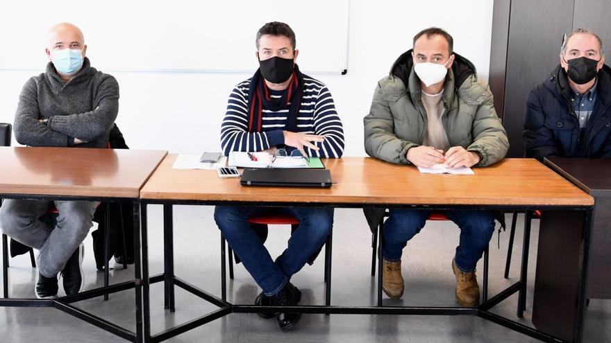 Miembros del comité de Alu Ibérica A Coruña, ayer, con su presidente en el centro. | // CARLOS PARDELLAS
