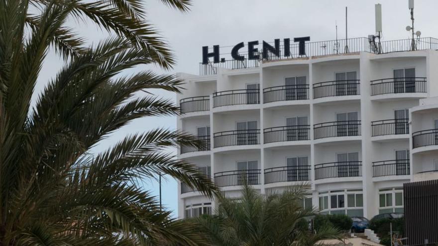 El cartel del hotel Cenit, en un primer plano. | VICENT MARÍ
