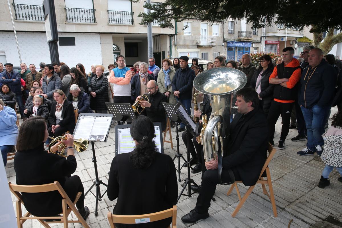 El homenaje incluyó una actuación musical con integrantes de la Banda de Música Artística de Bueu.