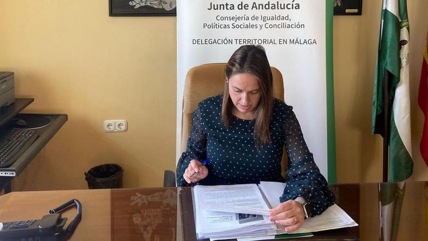 La delegada de Igualdad de la Junta en Málaga, María Dolores Fernández, en su despacho. | LA OPINIÓN