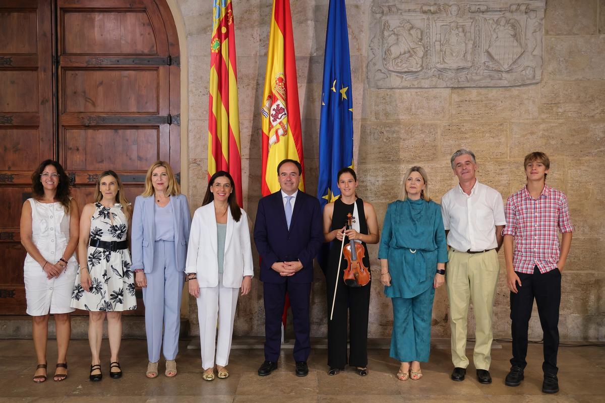 Con familiares y representantes políticos.