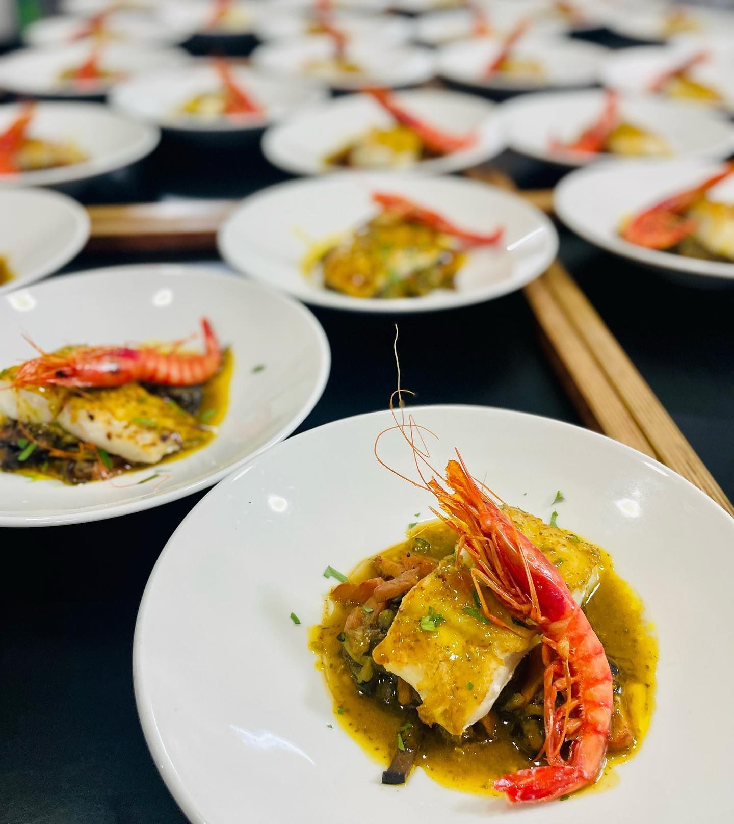 Una de las preparaciones del restaurante, a base de gambas y pescado.