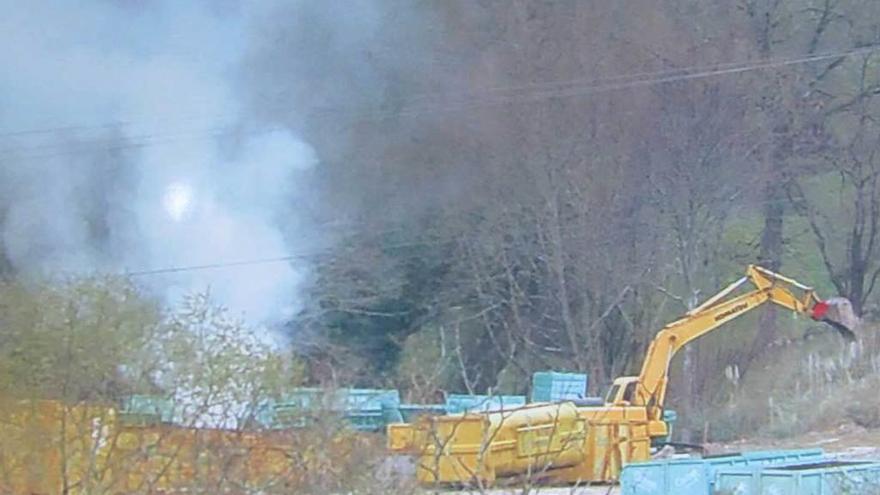 Quemas y movimiento de palas en las instalaciones hace unos días.