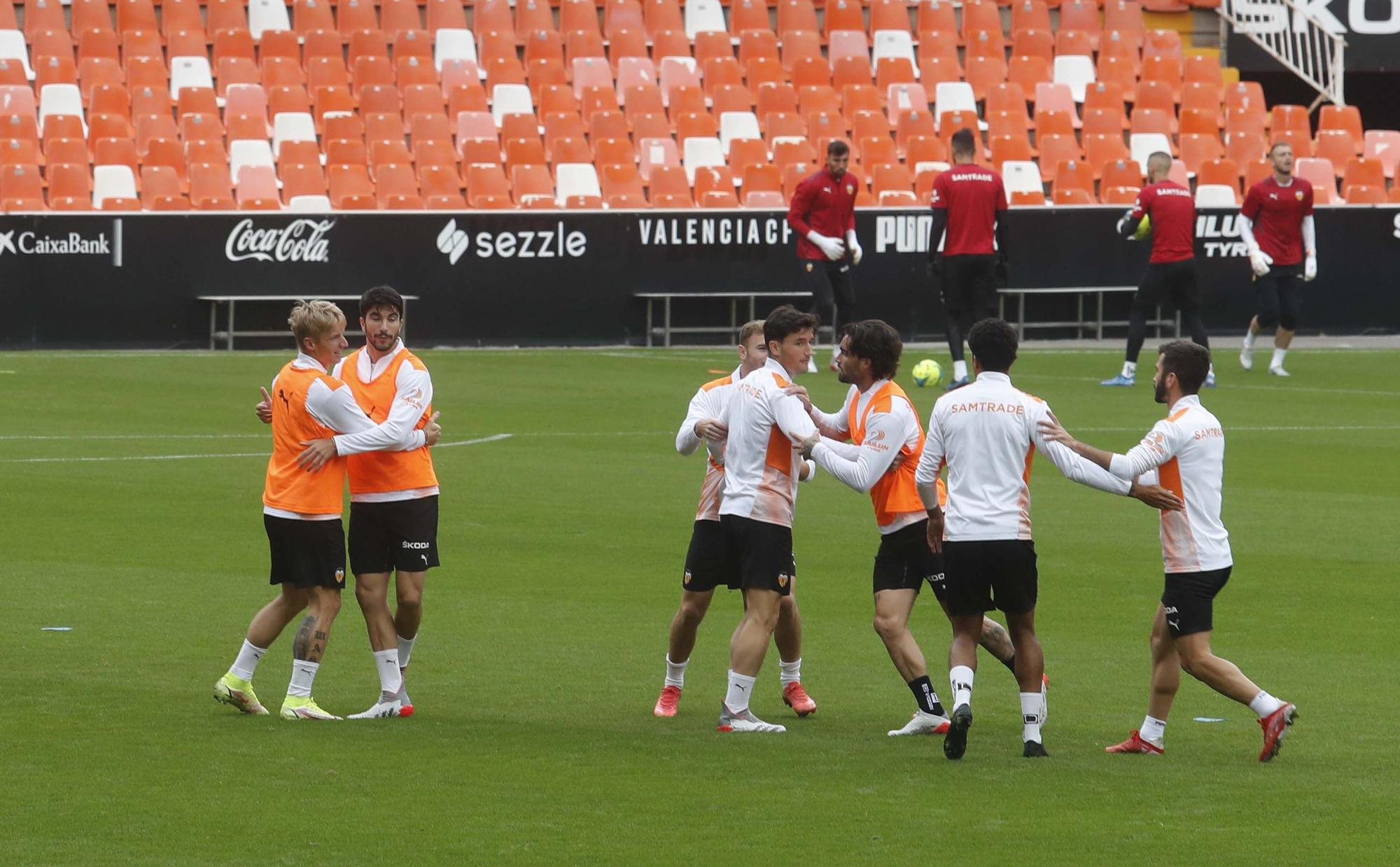 El Valencia entrena en Mestalla antes del partido frente al Villarreal