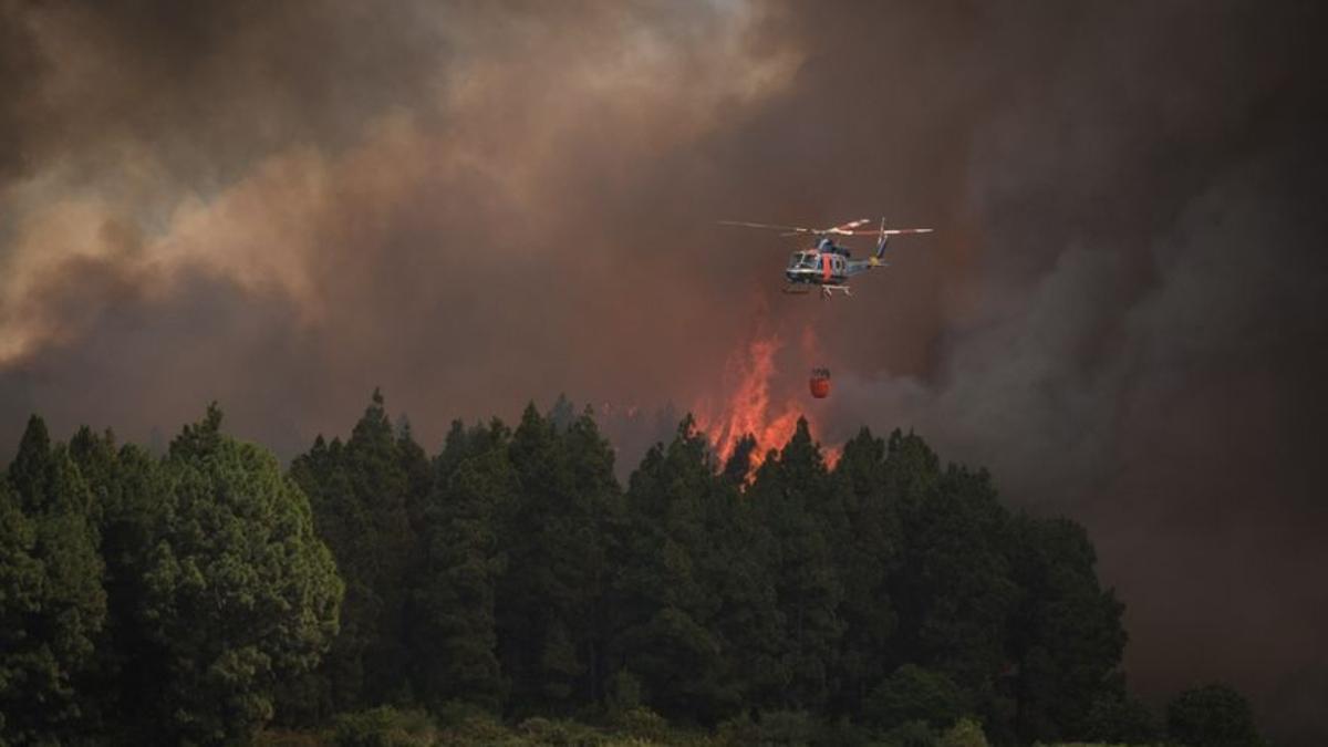 El helicóptero de la Guardia Civil sobrevuela el incendio forestal en Tenerife.