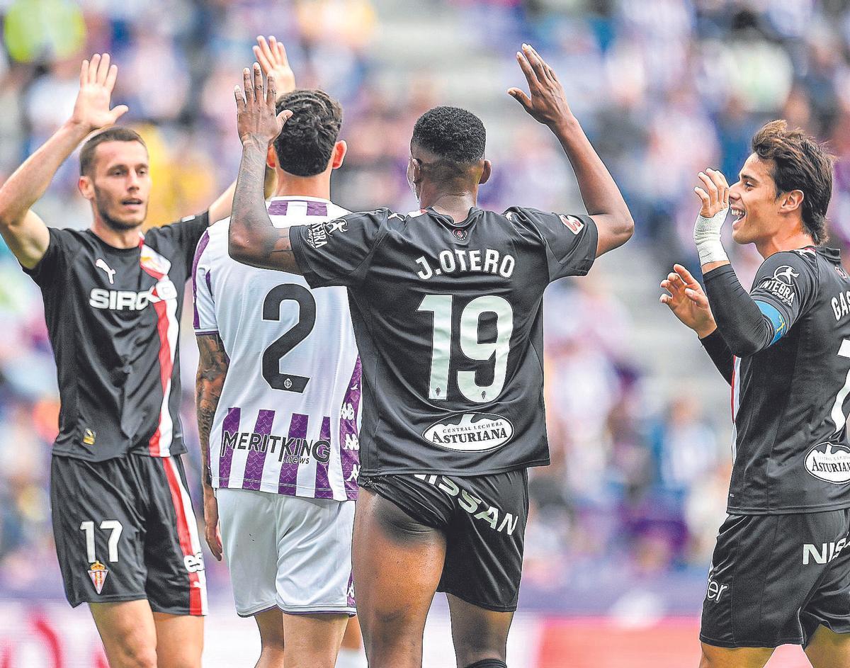 Dubasin, Otero y Gaspar celebran uno de los goles del Sporting al Valladolid en la primera vuelta.