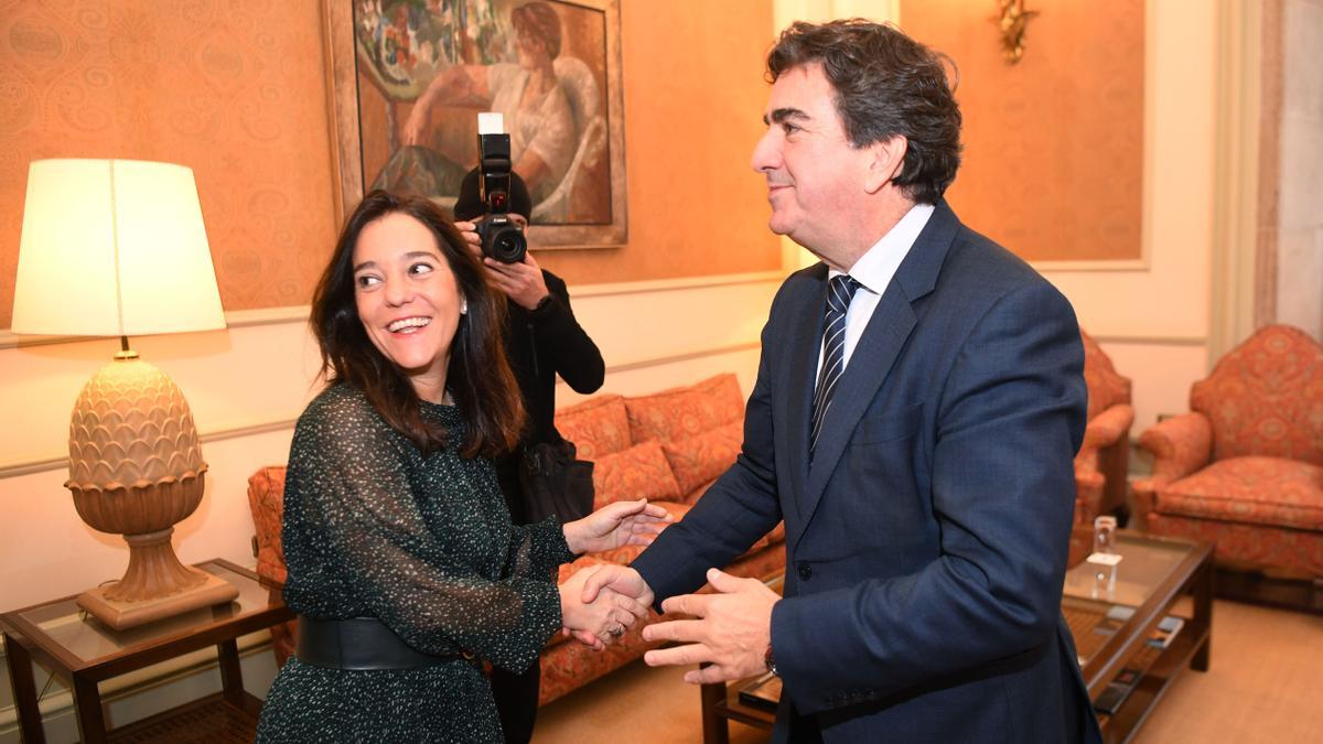 La alcaldesa Inés Rey y el presidente de la Autoridad Portuaria, Martín Fernández Prado.