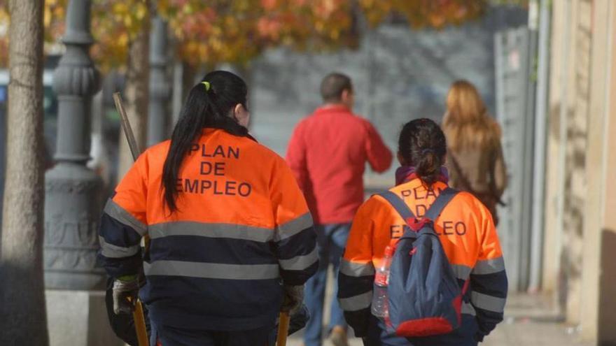 Dos trabajadoras de un plan de empleo del Ayuntamiento de Langreo en una imagen de archivo. | LNE