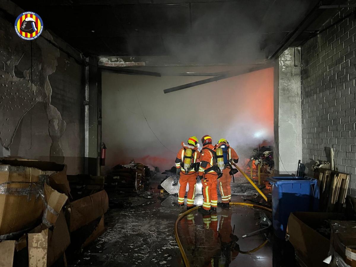 Un incendio afecta a varias naves industriales en Ontinyent durante la medianoche