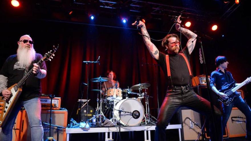 &quot;Eagles of Death Metal&quot;, durante la actuación. efe