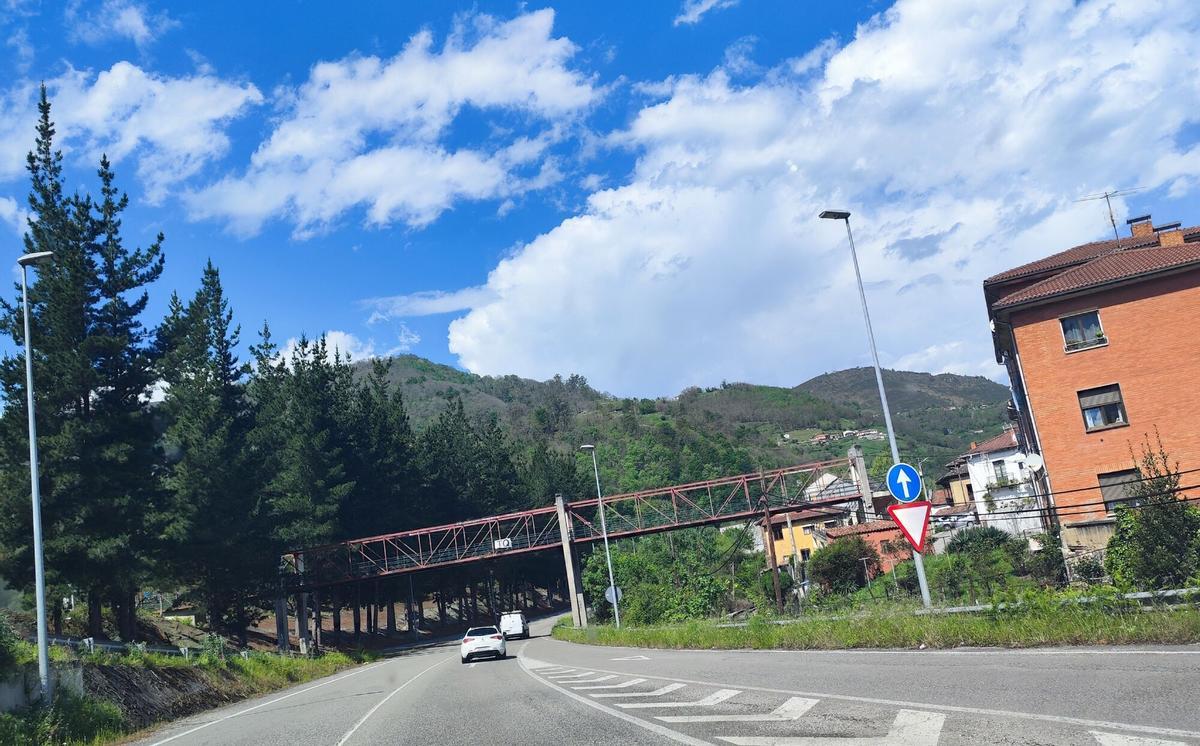 La pasarela de Caborana, desde el Corredor del Aller, en dirección a Mieres.