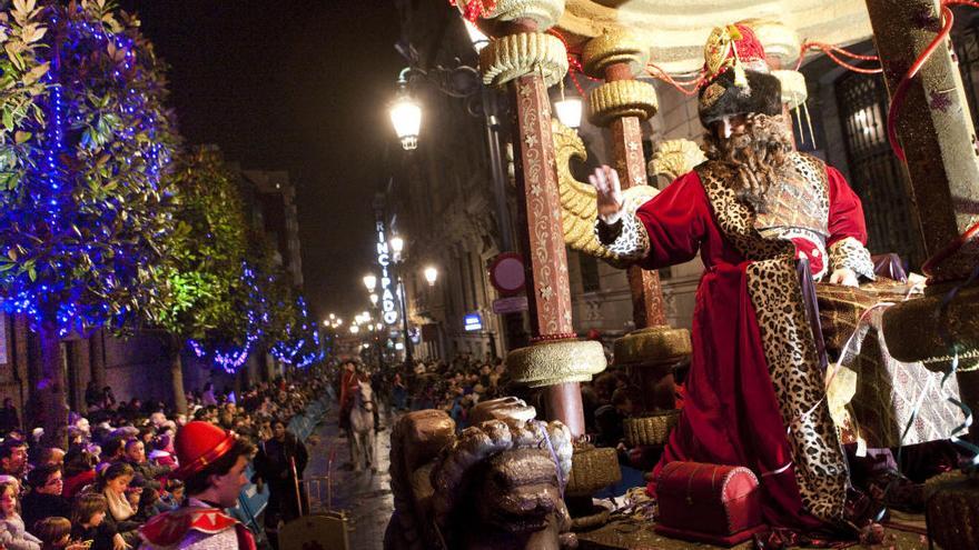 Imagen de la cabalgata de los Reyes Magos a su paso por la calle San Francisco.