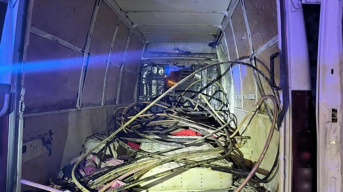 El cable de coure recuperat pels Mossos encara a l'interior de la furgoneta