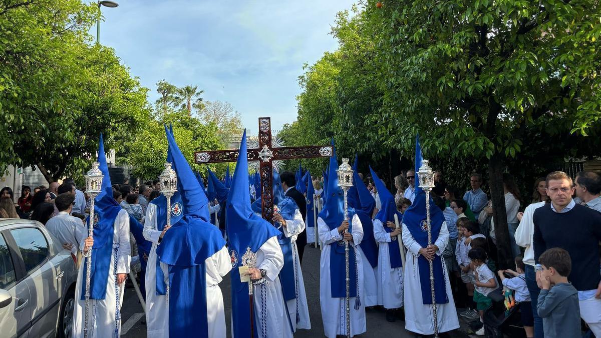 Cruz de Guía de la Misión en la calle Periodista Ramón Resa, el Cristo llega a la residencia de mayores de Heliópolis.