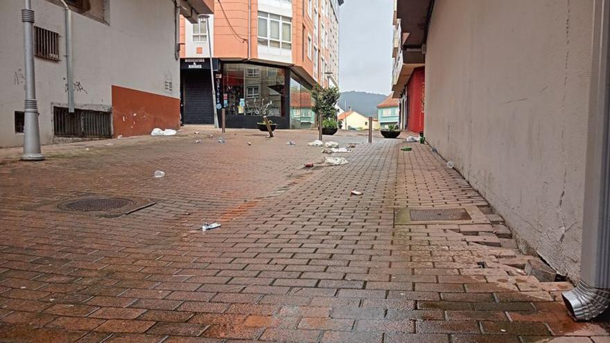 Las calles Gondomar y A Guarda amanecen llenas de basura de botellón