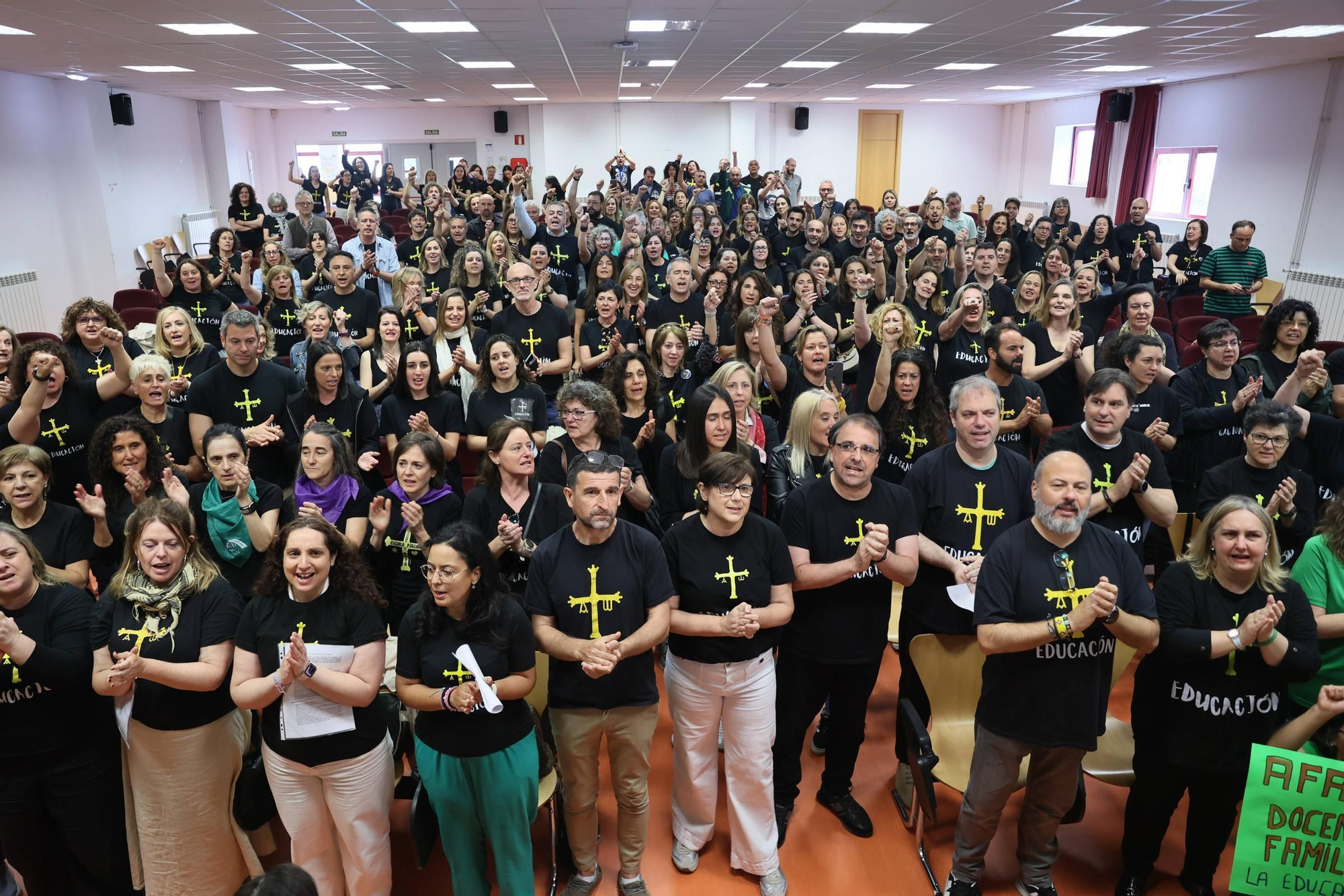 EN IMÁGENES: Concentración de directores de colegio de toda Asturias en el IES La Ería de Oviedo