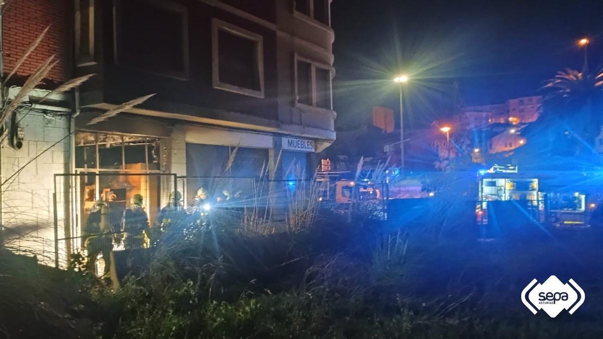 Incendio en Avilés: desalojan un edificio de madrugada por un fuego desatado en una mueblería abandonada