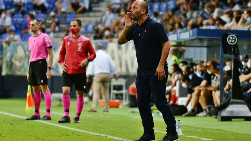 José Alberto López, entrenador del Málaga CF, durante el último encuentro en La Rosaleda frente al Alcorcón. | GREGORIO MARRERO