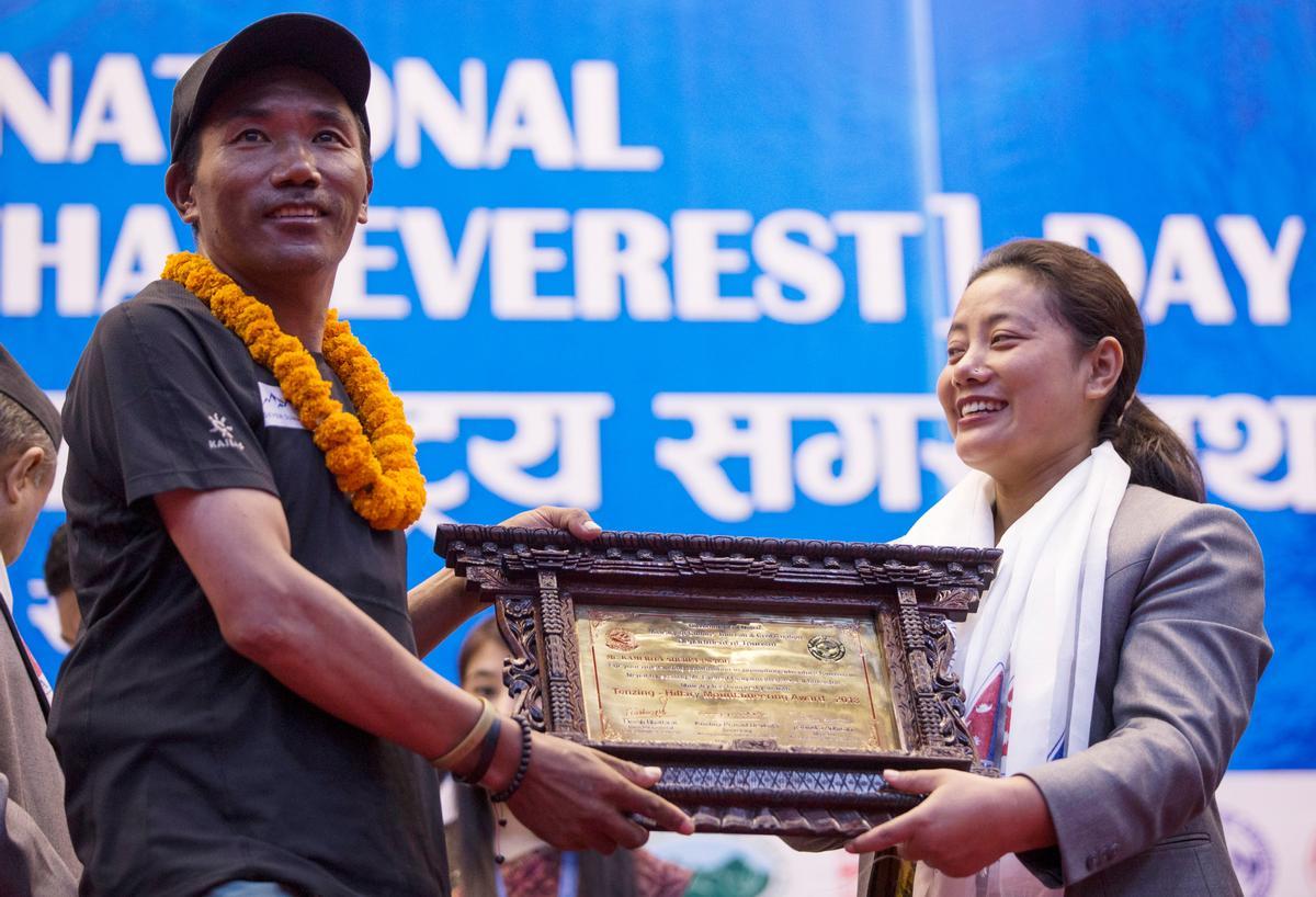 El nepalí Kami Rita logra su 26 ascenso al Everest, rompiendo su récord