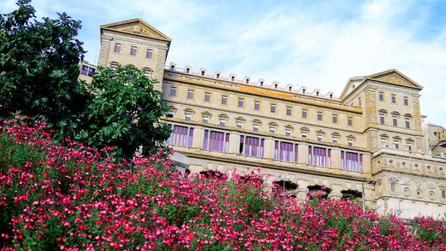 La Cova de Manresa, amb una zona enjardinada al davant