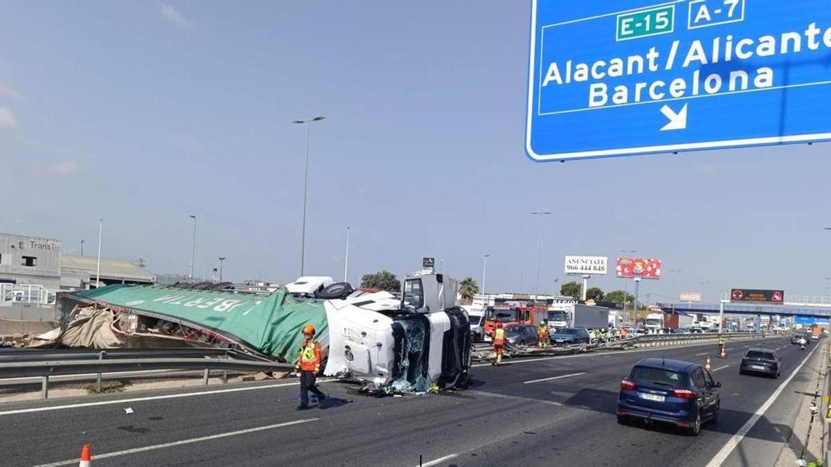 Accidente en la A-3 que corta la autovía por completo en sentido València