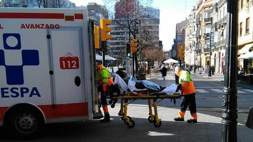 Los sanitarios trasladan a la mujer en ambulancia a un centro sanitario.