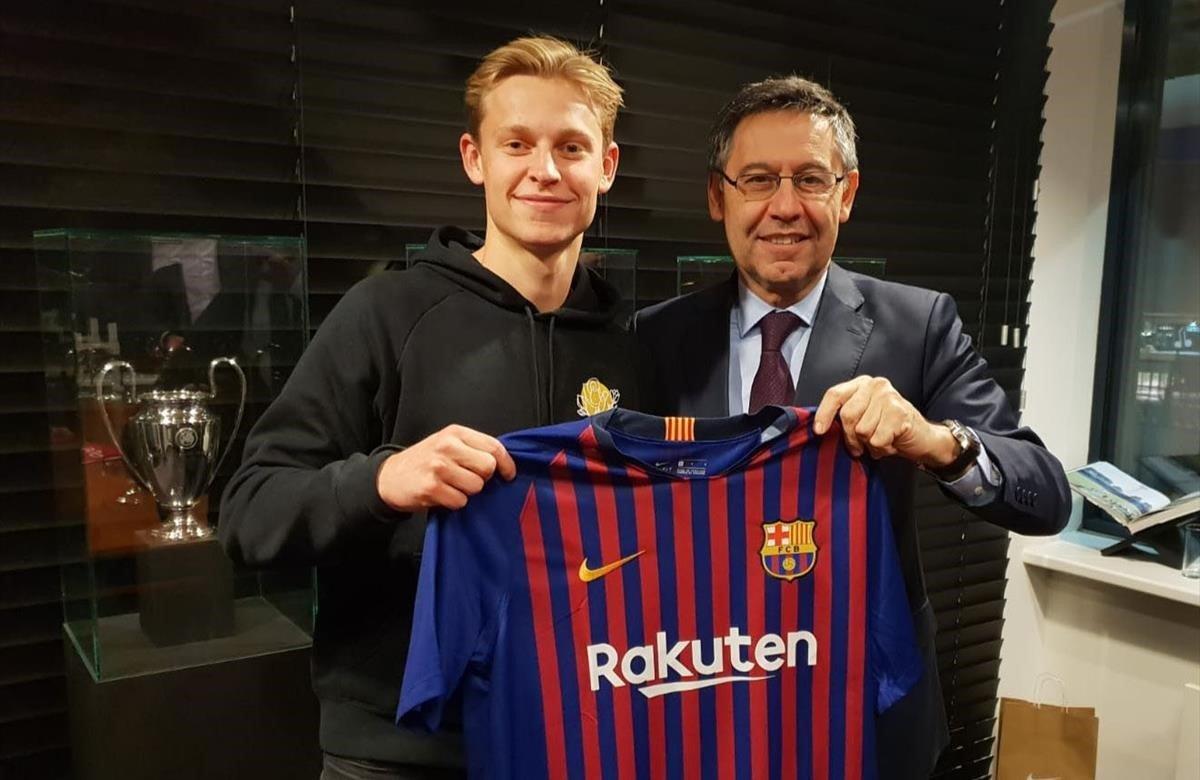 Frenkie de Jong y Josep Maria Bartomeu, el miércoles 23 de enero, en Amsterdam.