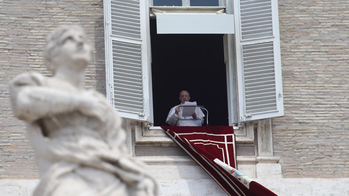 El Papa Francesc, oferint l&#039;Àngelus aquest diumenge des de la finestra del Palau Apostòlic del Vaticà.