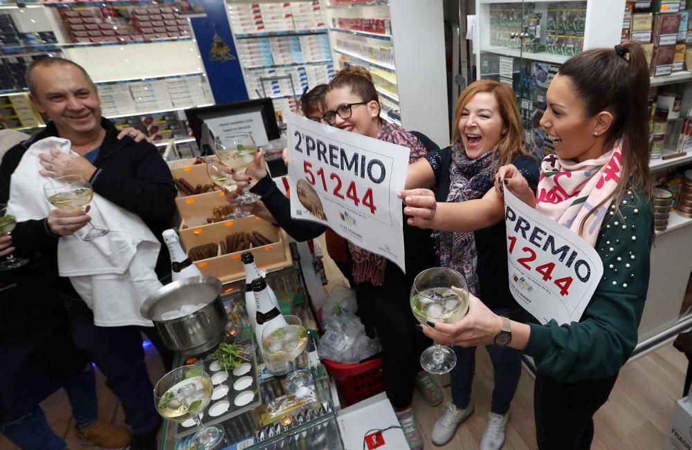 Los propietarios de la administración de lotería de la calle Ripoche en Las Palmas de Gran Canaria celebran el segundo premio vendido en su oficina y que ha recaído en el número 51244. EFE