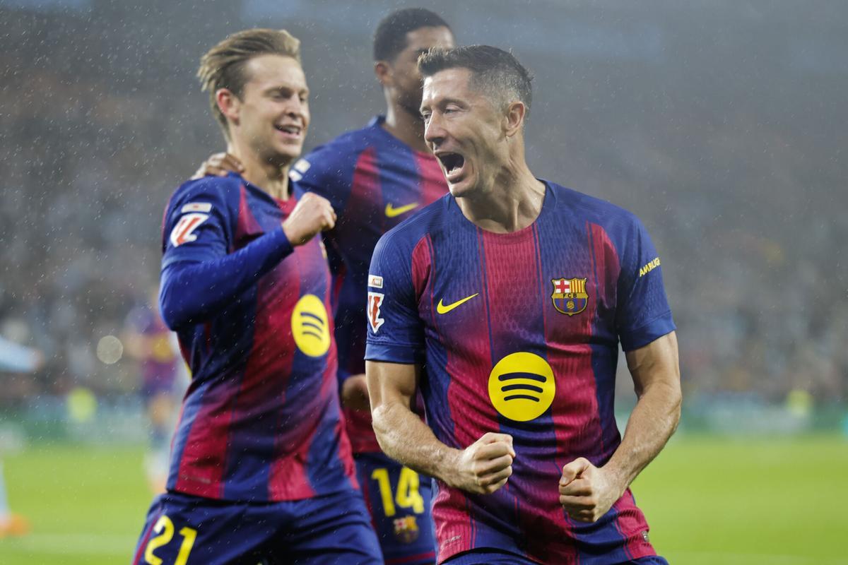 Lewandowski celebra su primer gol durante el encuentro entre Celta y Barça