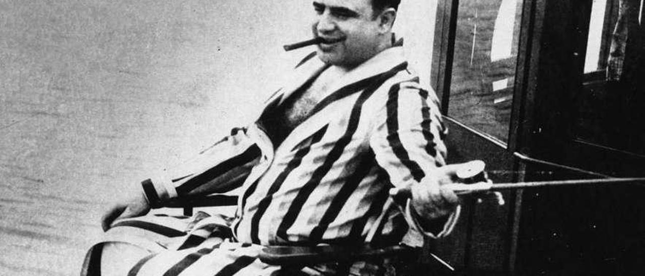 Al Capone, en pijama, pescando en su yate, en Palm Island