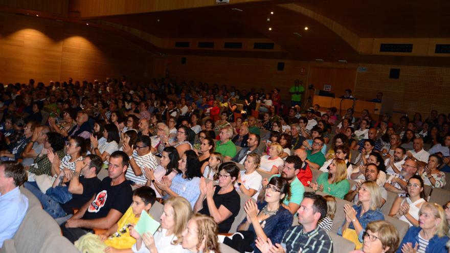 La VII Gala Benéfica de la Asociación Española contra el Cáncer (AECC) en Cangas